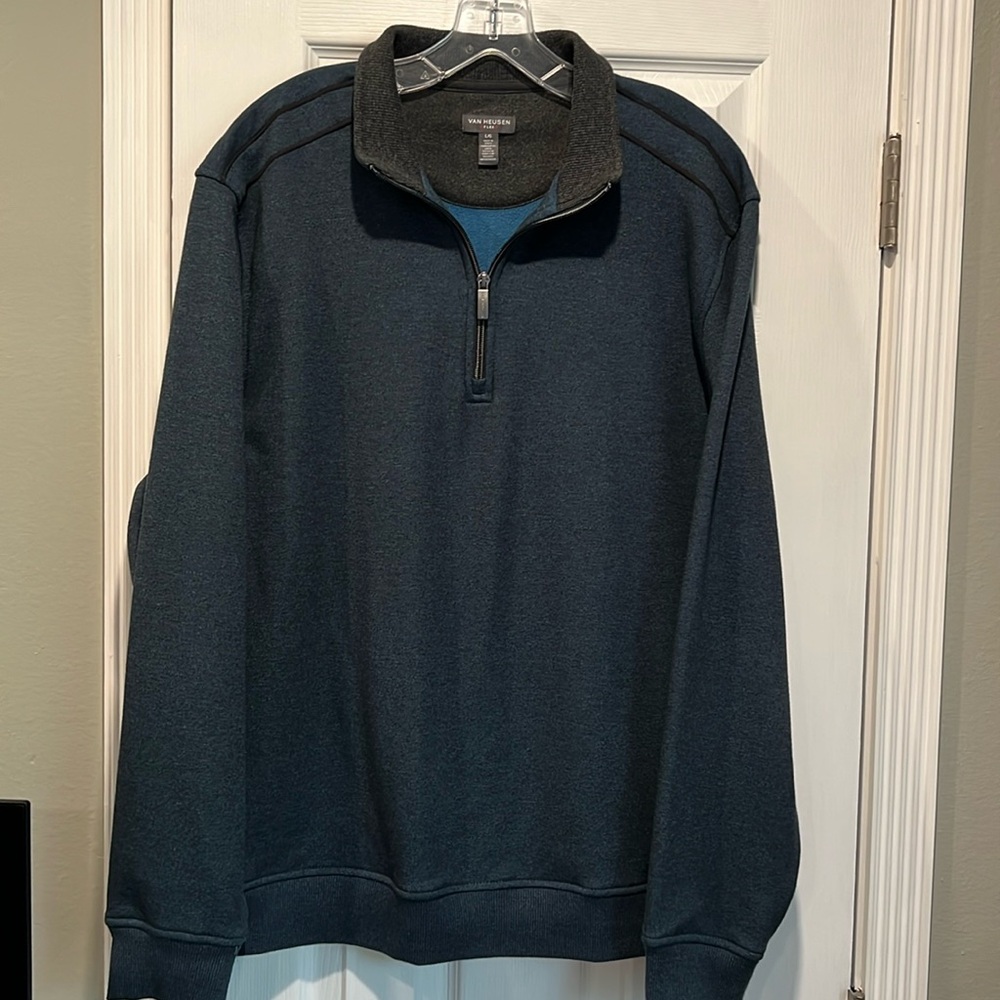 Van Heusen Flex Men’s Pullover Sweater, Size L, like new condition.